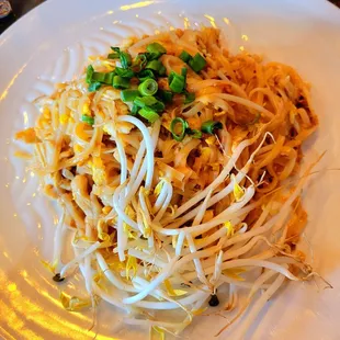 Mild chicken pad thai