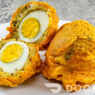Nafaqo (boiled egg covered in mashed potatoes, battered and deep fried
