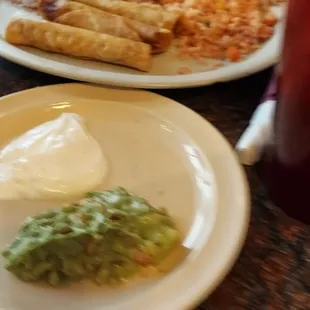 Flautas de pollo ,guacamole y crema