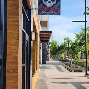 the outside of a restaurant