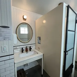 Very clean women's bathroom!