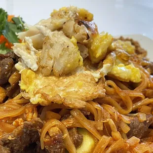 Pad Thai with beef and crab