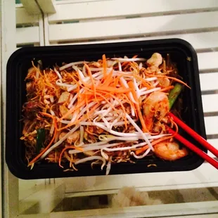 Look at the size of their to go food! It&apos;s huge! Love the crunchy pad Thai