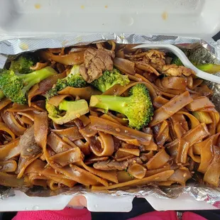 Pad See Ew || IG: @misspiggyeats