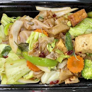 Vegetable drunken noodle with tofu