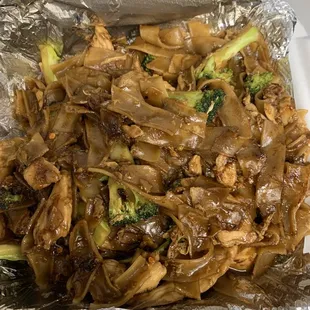 Pad see iew w chicken