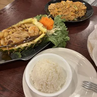Pad Thai with shrimp and Kai Saparot