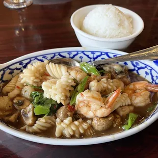 Combination seafood Ka Prow