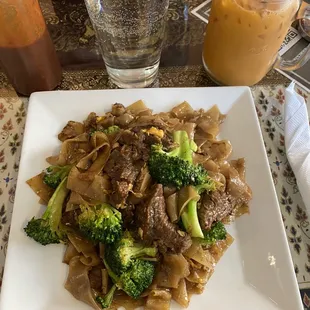Pad See Ew with beef special + Thai Tea