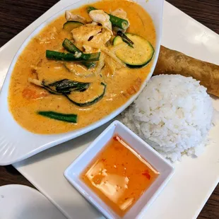 Red curry with chicken lunch special