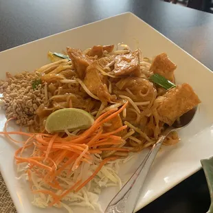 pad thai with fried tofu
