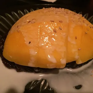 Mango with black sticky rice