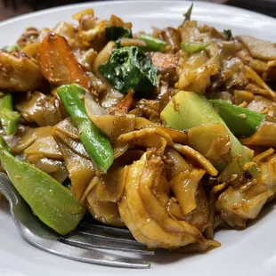 a plate of noodles and vegetables