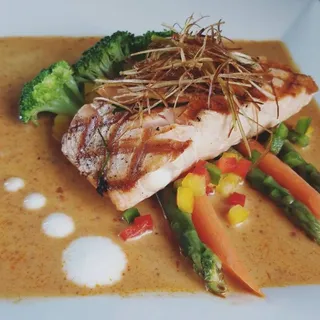 Grilled salmon with choo chee sauce