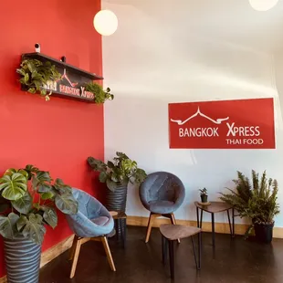 Cool hangout with a friend for a nice cold Thai iced coffee or tea