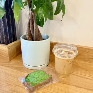 Pandan Honeycomb Cake + Pandan Latte