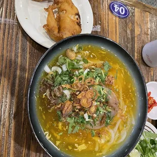 banh canh tom cua that is served with soft shell crab on the side