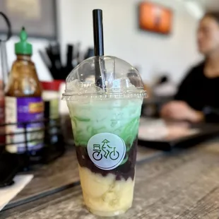 Chè Ba Màu. Three color dessert.