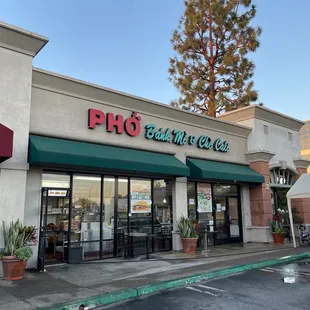 the outside of a restaurant