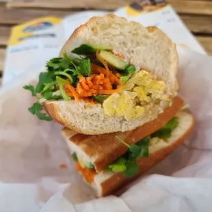 B6: Fried egg bánh mì