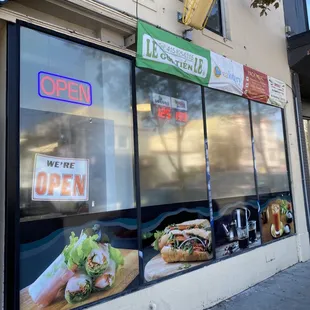 the outside of a fast food restaurant