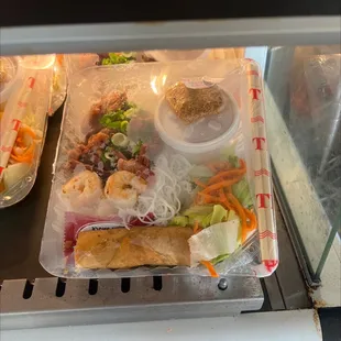 Vermicelli with shrimp and egg roll