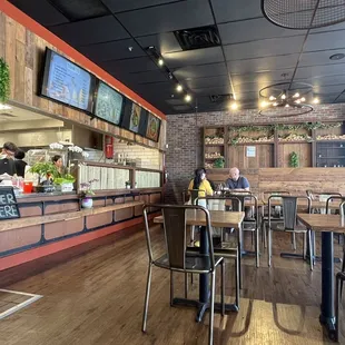 Nice decor and clear view to a clean and organized kitchen!