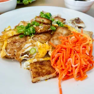 Bot chien- fried rice cakes and eggs