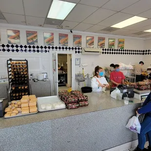 the interior of a fast food restaurant