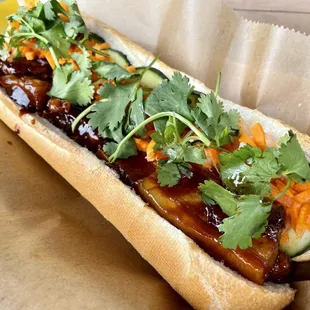 a hot dog with toppings