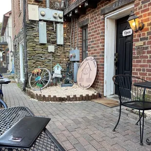 Outdoor seating/fountain