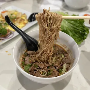 ig: @whatsviveating  |  mì bò sa tế/egg noodle beef satay