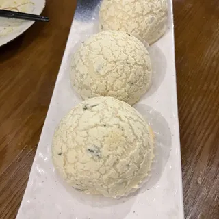 Baked Black Truffle Beef Bao (3)