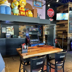 the interior of a fast food restaurant