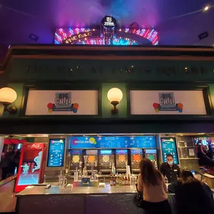 the interior of a fast food restaurant