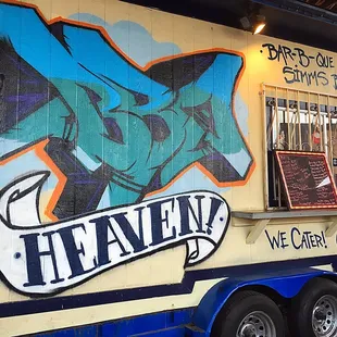 ows a colorful food truck