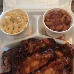 Small tip dinner w/ macaroni and cheese and baked beans.