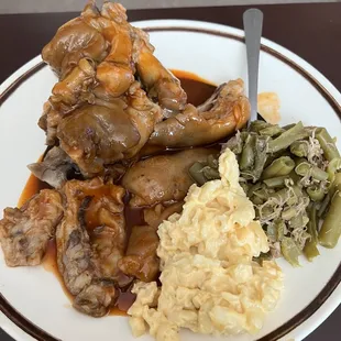 BBQ pig foot with green beans and Macaroni &amp; Cheese