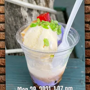 ows an ice cream sundae