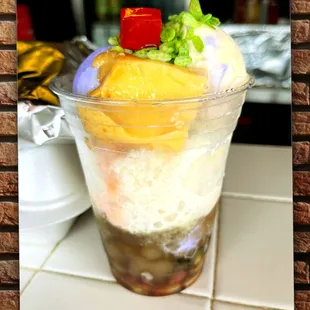 ows an ice cream sundae