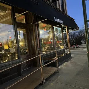 the outside of a restaurant