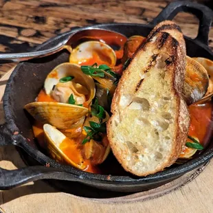  bowl of clams and bread