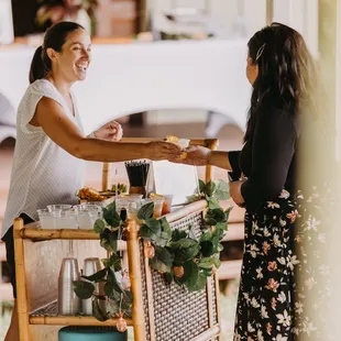 Serving drinks with Aloha