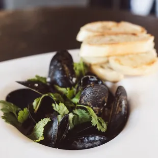 a plate of mussels and bread