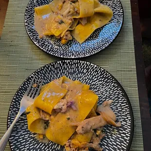 DD PAPPARDELLE - &quot;Large&quot;. Not even a full portion for two people. These are small salad plates, not dinner plates.