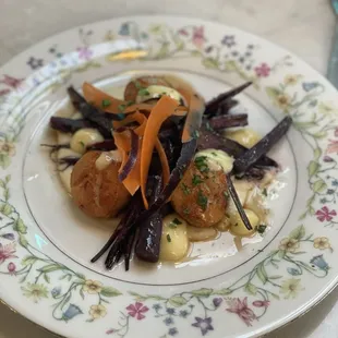 Scallops with a cauliflower purée, roasted carrots and a lemon emulsion