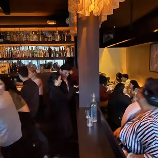 a crowd of people sitting at a bar