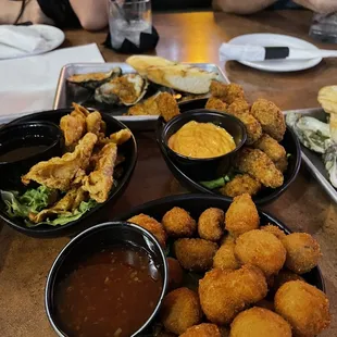 food, chicken wings and fried chicken