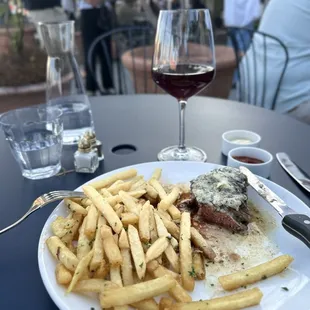 Steak frites. Aioli