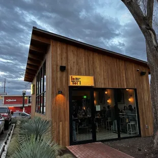 the outside of a restaurant